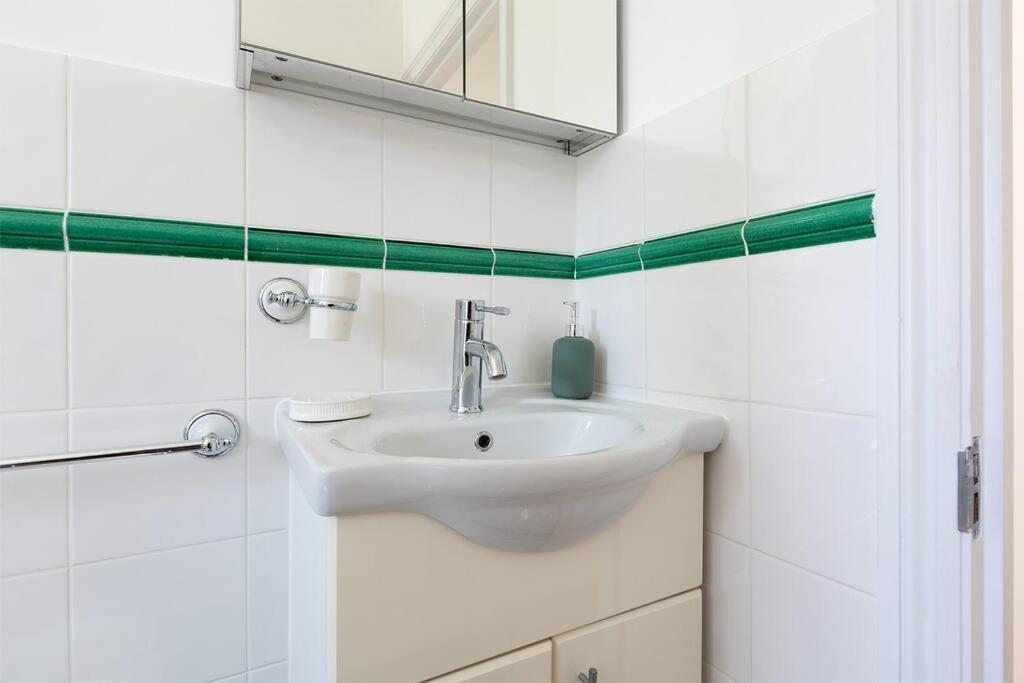 Spacious 3 Bedroom Flat With Terrace Лондон Екстериор снимка