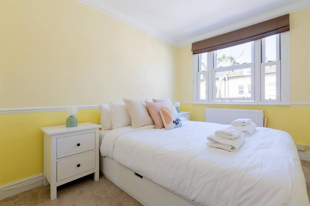 Spacious 3 Bedroom Flat With Terrace Лондон Екстериор снимка